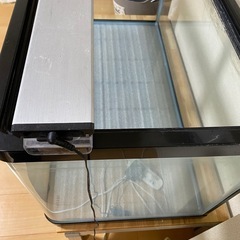 90センチ水槽とLED照明の画像