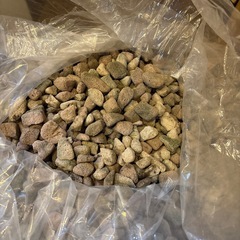 防犯砂利　　軽石タイプ　40kg位　の画像