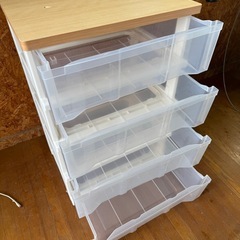 I1704   4段衣装ケース　収納ケース　ウッドトップ　天板穴あり　きゃすたーつきキャスター付きの画像