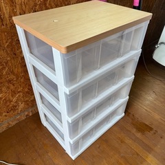 I1704   4段衣装ケース　収納ケース　ウッドトップ　天板穴あり　きゃすたーつきキャスター付きの画像