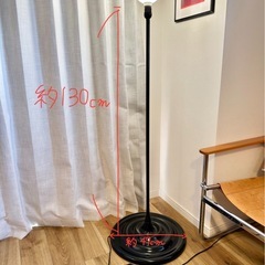流れ落ちるようなデザインのフロアライトの画像