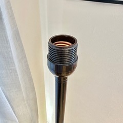 流れ落ちるようなデザインのフロアライトの画像