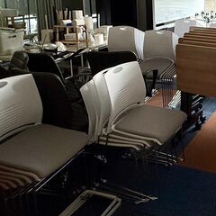 （１脚〜４６脚）CICINELL ミーティングチェア 会議椅子 スタッキング 軽量 メッシュ ループ脚 ワークチェア 休憩室 ダークグレーの画像
