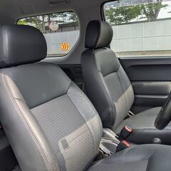 ローンは毎月3,900円～　スズキ　ジムニー　４型　ランドベンチャー　パートタイム４ＷＤ　インタークーラーターボ　キーレス　ハーフレザーシート　ヒーター付きドアミラーの画像