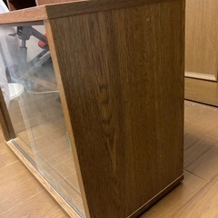 ガラスの引き戸　戸棚　木製　2段の画像