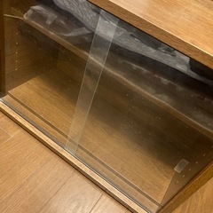 ガラスの引き戸　戸棚　木製　2段の画像