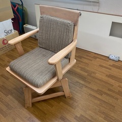 お話し中。回転式の椅子 の画像