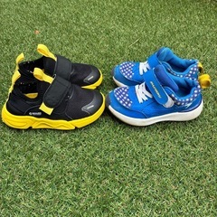 キッズシューズセット 黒と黄色のスニーカーと青と白のスニーカーの画像