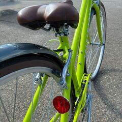 フォルクスワーゲン Volkswagen クロスバイク 自転車 6段変速 後付けカゴ・ヘルメット・鍵付き 防犯登録無し【中古】の画像