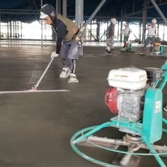 【入社祝い金20万円‼️】未経験でも30万円～スタート！！土間左官業スタッフの画像
