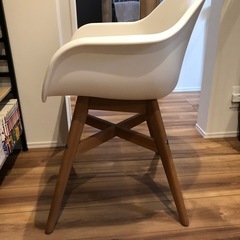 IKEAシェルチェアの画像