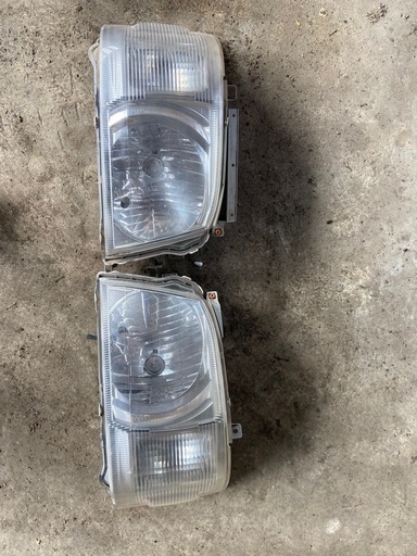 200系ハイエース　ヘッドライト左右