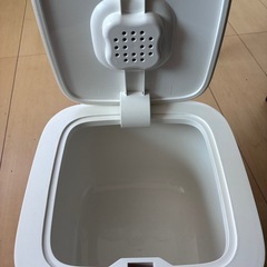 米びつ　5キロ　カップ付きの画像
