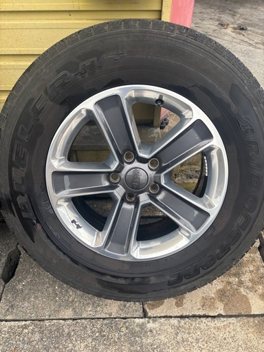 【中古美品】jeep ラングラー純正ホイール　ブリヂストン 255/70R18 溝有り