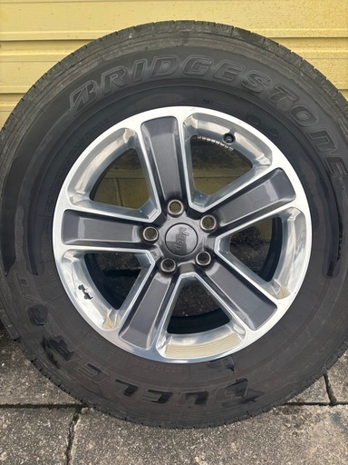 【中古美品】jeep ラングラー純正ホイール　ブリヂストン 255/70R18 溝有り