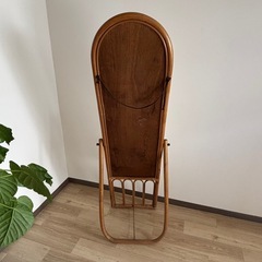 レトロかわいい ラタンのスタンドミラーの画像