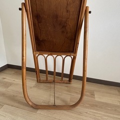 レトロかわいい ラタンのスタンドミラーの画像