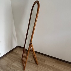 レトロかわいい ラタンのスタンドミラーの画像
