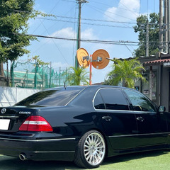 ローンは毎月10,300円～　トヨタ　セルシオ Ａ仕様　ＴＥＩＮ車高調　カールソン１９インチアルミホイール　サンルーフ　黒革シート　シートヒーター　クルーズコントロール　キーレス　バックモニターの画像