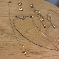 ゴールド イヤリングやネックレス アクセサリーの画像