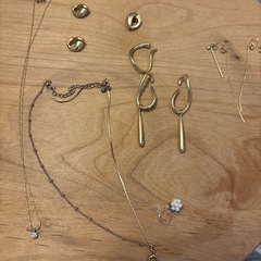 ゴールド イヤリングやネックレス アクセサリーの画像