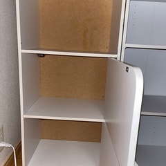カラーボックス白　扉付きの画像