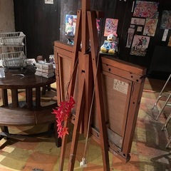 イーゼルと黒板の画像