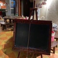 イーゼルと黒板の画像
