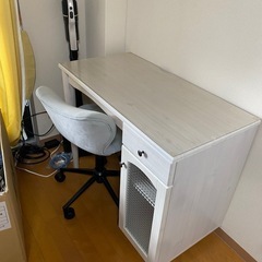 机と椅子の画像