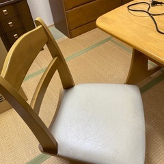 ダイニングテーブルと
トースターとポット の画像