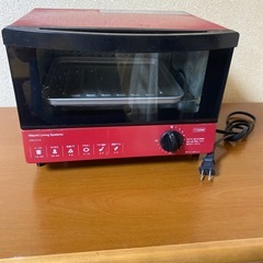 ダイニングテーブルと
トースターとポット の画像