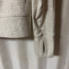 UNIQLO Mサイズ パーカー オフホワイト色 長袖 指入れ穴ありの画像