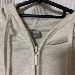 UNIQLO Mサイズ パーカー オフホワイト色 長袖 指入れ穴ありの画像