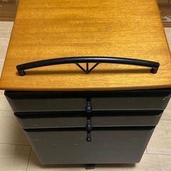 机の隣りに置くやつの画像