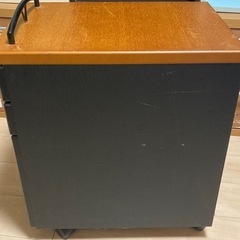 机の隣りに置くやつの画像