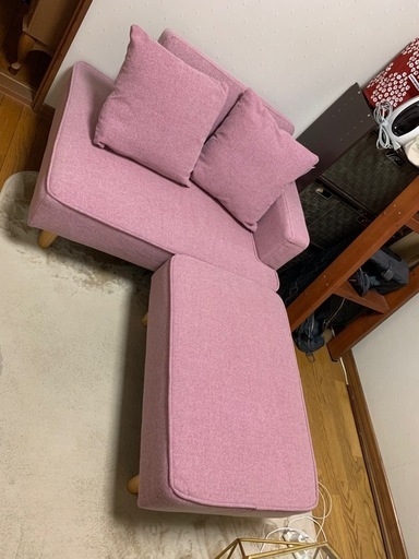 中古　ピンク木製足付き布ソファー2人掛けオットマン付き　