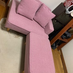中古　ピンク木製足付き布ソファー2人掛けオットマン付き　の画像
