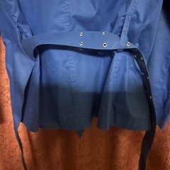 ネイビーのBURBERRY製トレンチコート、ショート丈の画像
