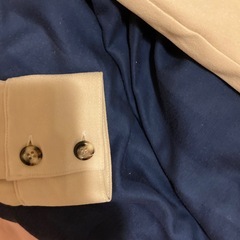 ベージュ色のコートの画像