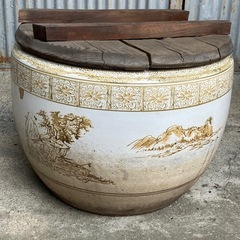 【レトロ・アンティーク】山水画の描かれた大きな陶器の火鉢の画像