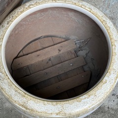 【レトロ・アンティーク】山水画の描かれた大きな陶器の火鉢の画像