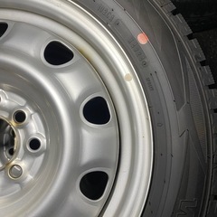 185/60r15 84Qスタッドレスタイヤダンロップ2022,2024年製とホイール4本セットの画像