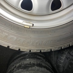 185/60r15 84Qスタッドレスタイヤダンロップ2022,2024年製とホイール4本セットの画像