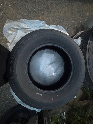 265/65R18 タイヤ ダンロップ 新車外し　ランクル250