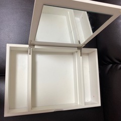 鏡付き小物入れの画像