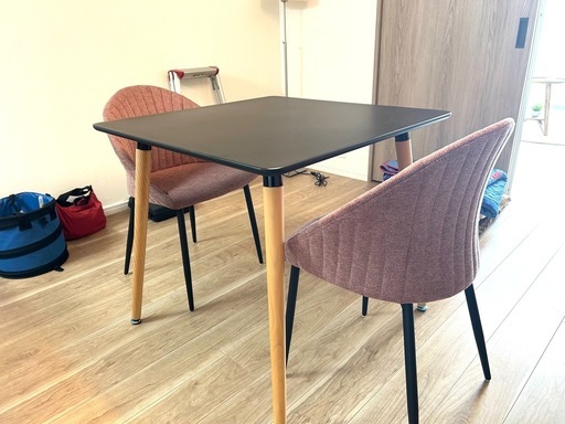 カジュアルでモダンな2人掛ダイニングセット