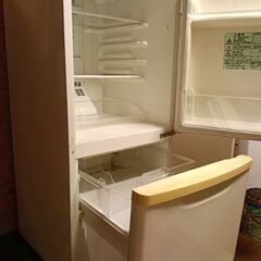 145L 2層小型冷蔵庫を取りに来てくださる方に譲ります！の画像