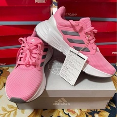 新品adidasスニーカーの画像