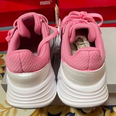 新品adidasスニーカーの画像