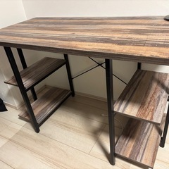 マナベ家具　✨学習・テレワークにおすすめ✨ 幅120cmデスク（きれいめ中古・ライト付き）の画像